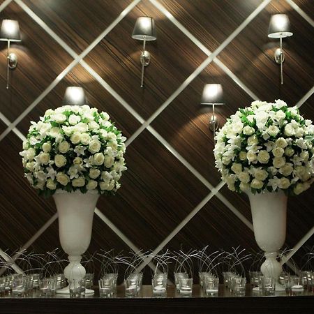 Limneon Resort & Spa Castória Exterior foto Flower arrangement