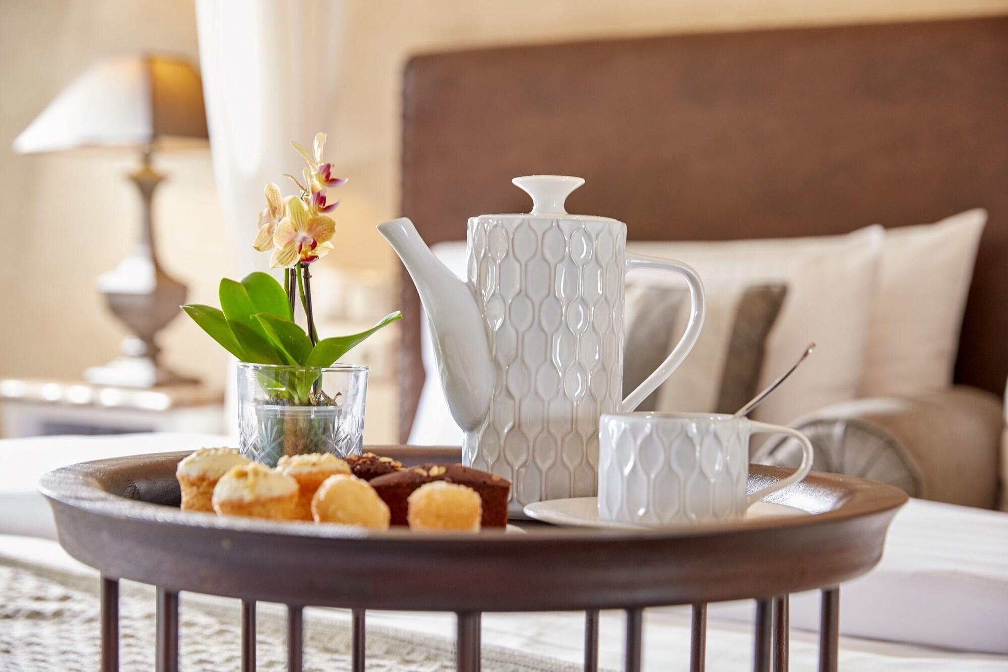 Limneon Resort & Spa Castória Exterior foto Tea set