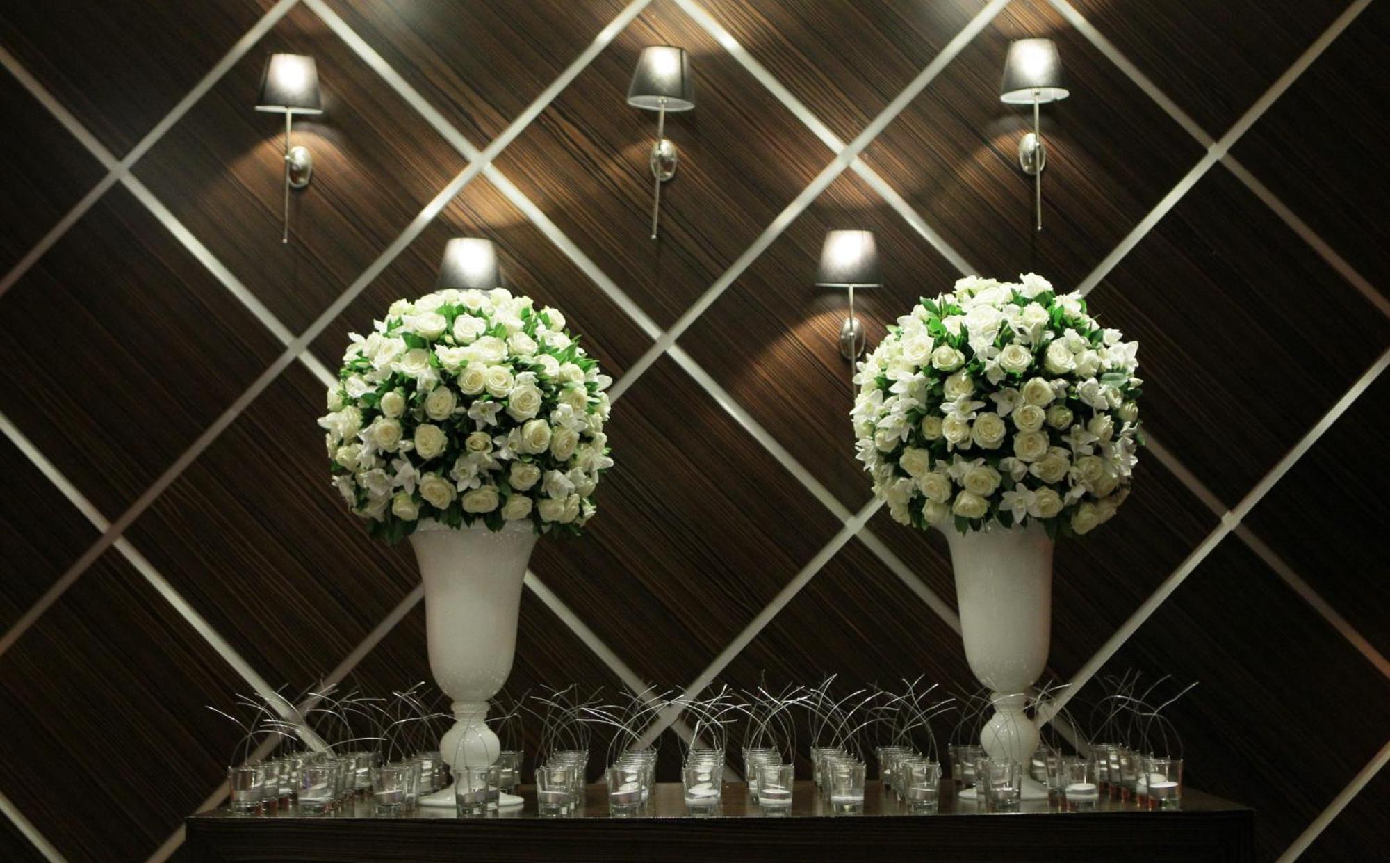 Limneon Resort & Spa Castória Exterior foto Flower arrangement