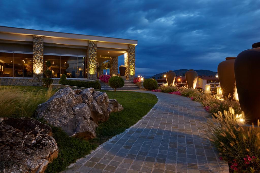 Limneon Resort & Spa Castória Exterior foto The resort at night
